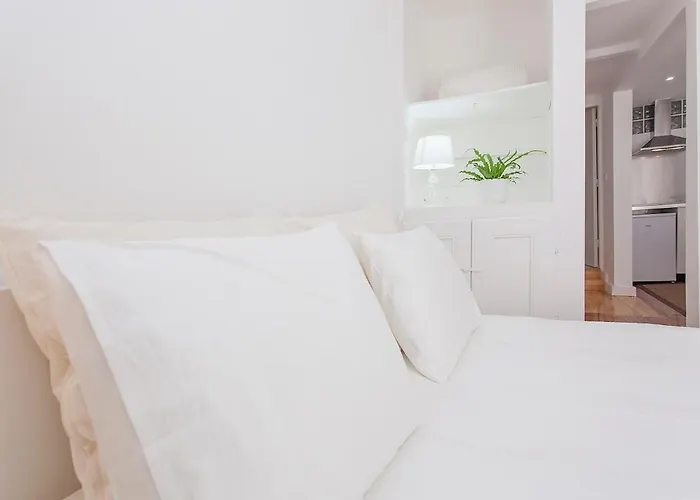 Santana W/ Balcony شقة *